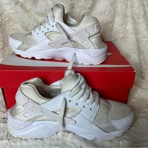 Nike Air Huarache Triple White  size 6Y